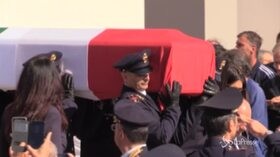 I funerali di Pierluigi Rotta, palloncini e le note di Ultimo per l’ultimo saluto all’agente