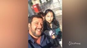 “Hello, nice to meet you”, Salvini sfoggia il suo inglese con i turisti in Piazza San Giovanni