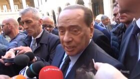A Roma i funerali di Bonaiuti: il saluto tra Berlusconi e Alfano