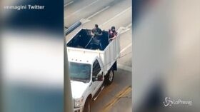 I narcos messicani scatenano l’inferno dopo l’arresto del figlio del Chapo