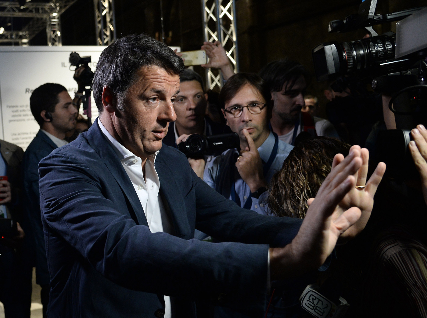 Al via la Leopolda a Firenze, Renzi: “Commosso davanti a tanto entusiasmo”