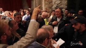 Caos alla Leopolda, militanti rimasti fuori inferociti: intervengono i carabinieri