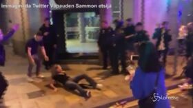 Spintoni e manganellate ai manifestanti, bufera sugli agenti a Barcellona