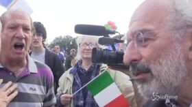 Urla e insulti a Gad Lerner, cacciato da manifestanti del centrodestra