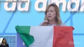 Manifestazione centrodestra, show Meloni: “Difenderemo Dio, patria e famiglia e fatevene una ragione”