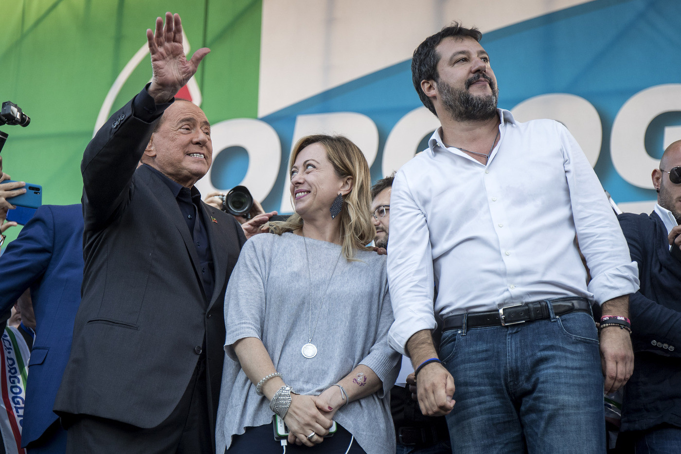 Centrodestra in piazza contro il governo, Berlusconi incorona Salvini leader