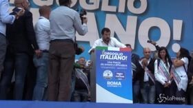 Salvini richiama sul palco Berlusconi e Meloni per chiudere la manifestazione del centrodestra
