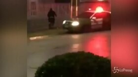 Proteste in Cile, auto della polizia cerca di investire manifestanti