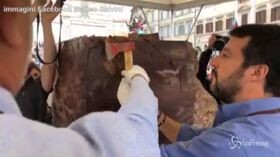 Perugia, Salvini scolpisce il blocco di cioccolato a Eurochocolate