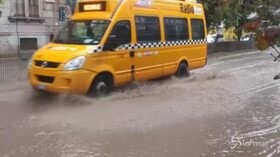 Nubifragio a Milano, strade allagate e traffico in tilt