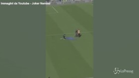 Un paracadutista atterra in campo durante il match, sorpresa in Sassuolo-Inter