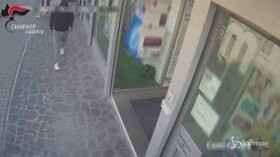 Caserta: pistole in pugno rapinavano farmacie, due gli arresti
