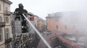 Torino, incendio alla Cavallerizza reale: i vigili del fuoco riescono a domare le fiamme