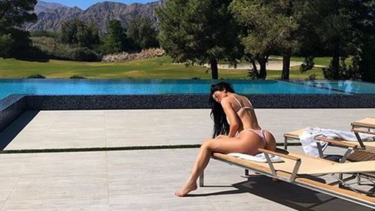 Per Kylie Jenner è ancora estate, eccola in bikini in piscina a Palm Springs