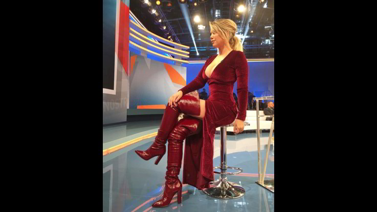 Tiki Taka, Wanda Nara scollatura da brivido e foto hot di Giorgia Venturini