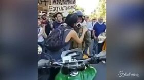 Cile, il poliziotto piange e la manifestante lo abbraccia