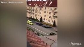 Norvegia, ruba ambulanza e travolge passanti a Oslo: fermato dalla polizia