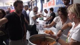 Whirlpool, il pranzo della solidarietà: a cucinare cuoche disoccupate e immigrate