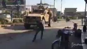 Siria, truppe Usa si ritirano: i curdi lanciano sassi sui blindati