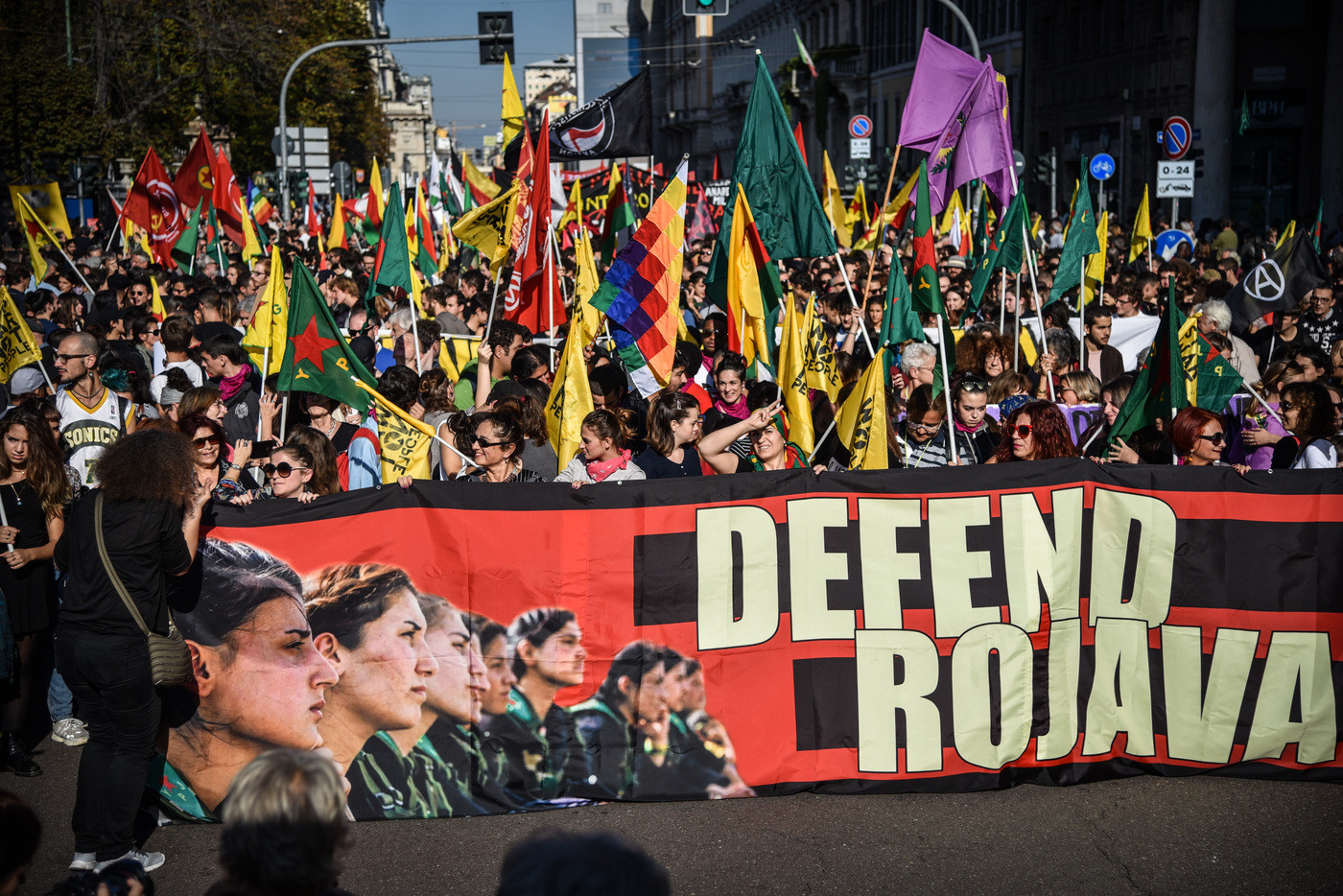 Milano, la manifestazione di solidarietà al popolo curdo