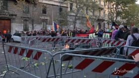 Milano, assedio al consolato turco: razzi e bombe carta durante il corteo in difesa dei curdi