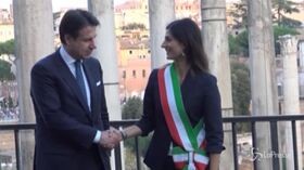 Conte in Campidoglio per la giornata del folklore accolto dalla sindaca Raggi