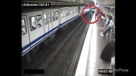 Distratta dal cellulare cade sui binari, il video pubblicato dalla metro di Madrid