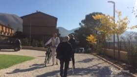 Regionali Umbria, Bianconi arriva al seggio in bicicletta e vota