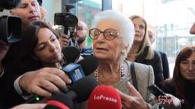 Insulti a Liliana Segre, la senatrice a vita: “Gente malata, ma io resisto a ogni bastonata”