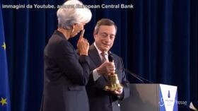 Bce, Draghi passa la campanella a Lagarde: “In 8 anni non l’ho mai usata”