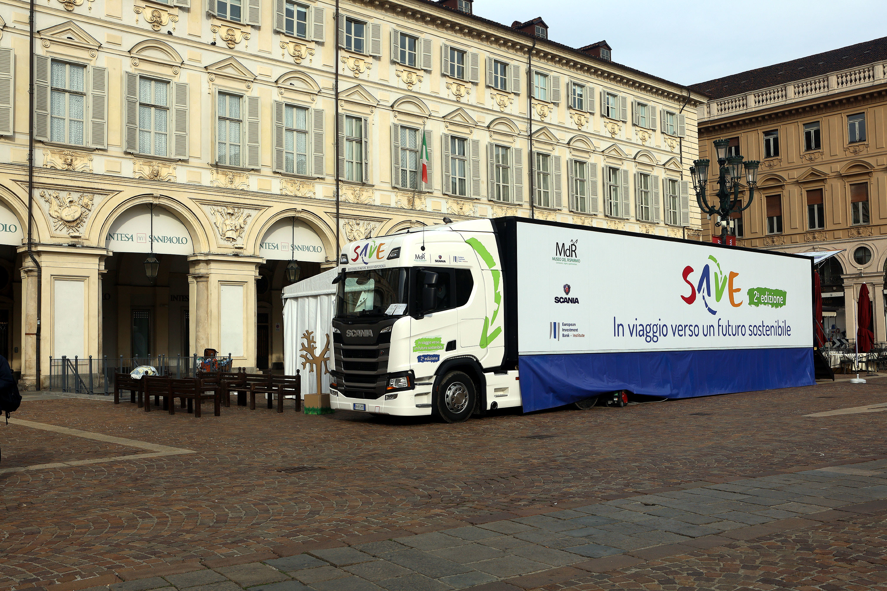 Intesa Sanpaolo, al via ‘Save tour’: progetto di educazione finanziaria per i giovani