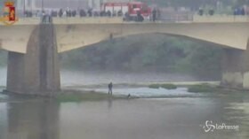 Cade nell’Arno dal Ponte delle Grazie a Firenze: è grave