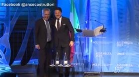 Siparietto Conte-Mentana: “Facciamoci una foto, così dicono che è un’altra genialata”