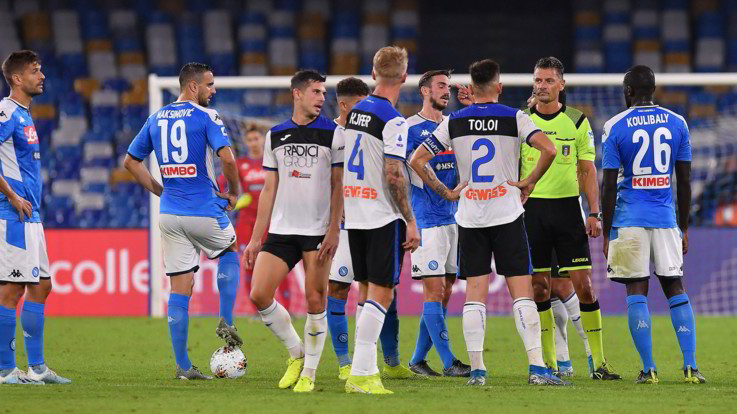 Serie A, Show e polemiche: Napoli-Atalanta finisce 2-2