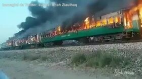 Pakistan: le terribili immagini del rogo sul treno