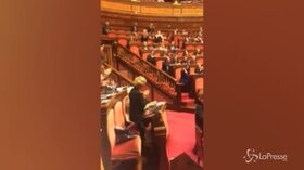Al Senato l’ovazione per Liliana Segre ma il centrodestra resta seduto in silenzio