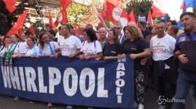 A Napoli lo sciopero generale del settore industria e terziario, i lavoratori Whirlpool in prima fila
