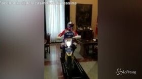 In comune con la moto da cross, il video del sindaco di Messina divide il web