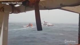 Migranti, Open Arms: “Persone a bordo trasbordate su motovedetta Malta”