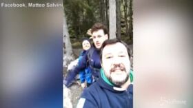 Salvini interrompe la diretta per i selfie sul fiume