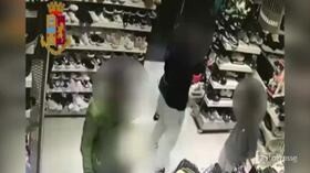 Napoli, il furto del cellulare ripreso dalla telecamera