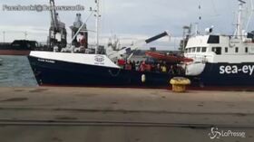 Migranti: l’arrivo della Alan Kurdi nel porto di Taranto