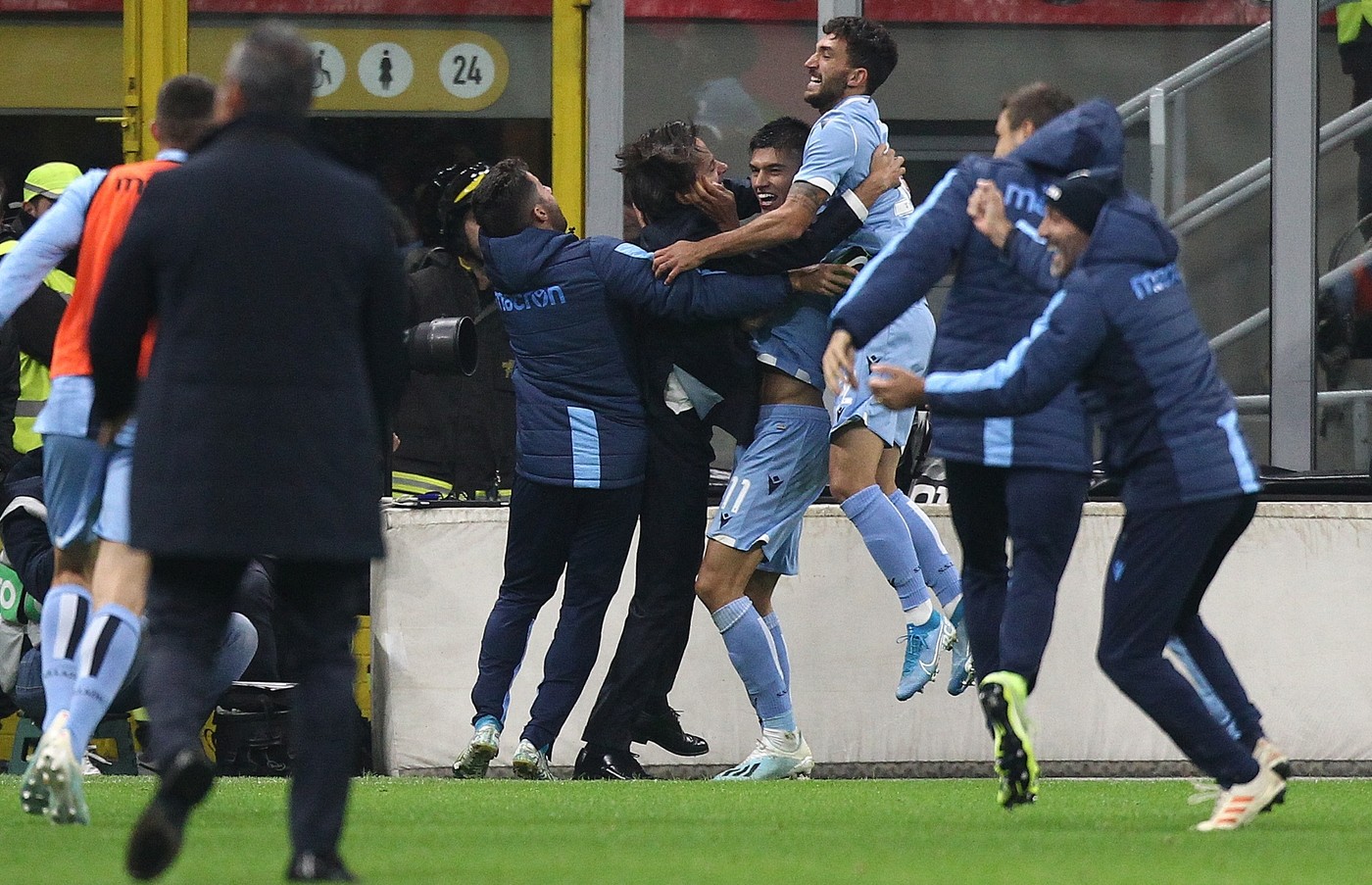 Serie A, il Milan lotta ma si spegne nel finale: la Lazio sbanca San Siro