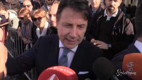 Giuseppe Conte, bagno di folla e selfie: “Lavoro per la gente”
