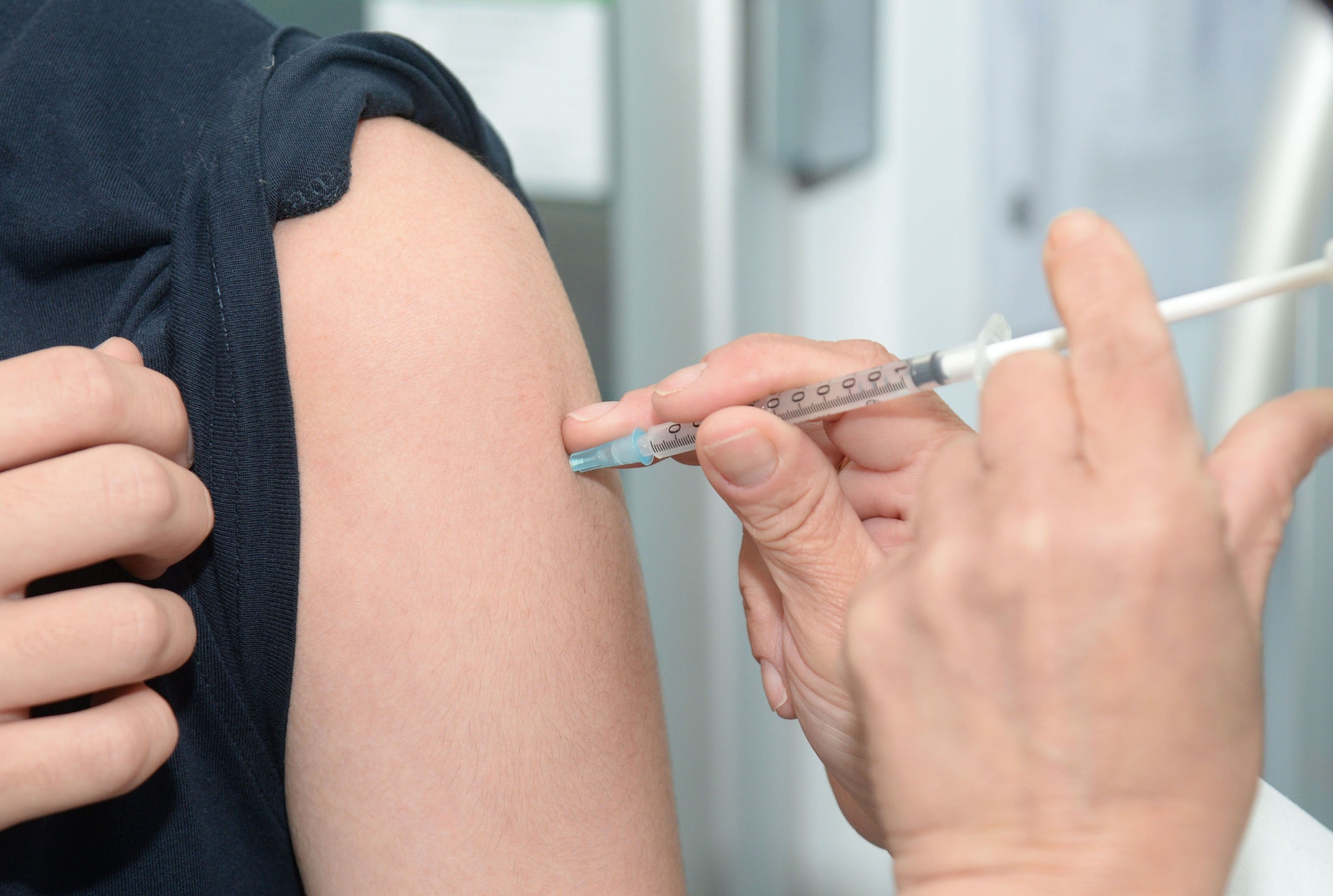 Vaccini, antinfluenzale raccomandato anche in gravidanza: consigli degli esperti