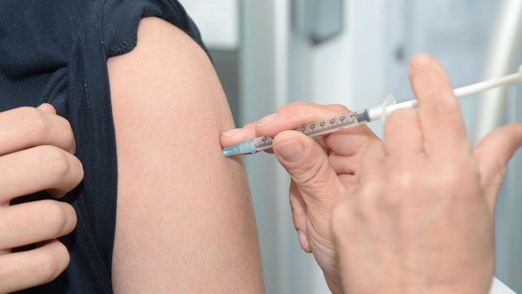 Vaccini, antinfluenzale raccomandato anche in gravidanza: consigli degli esperti