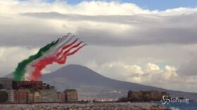Lo spettacolo delle Frecce Tricolori sul golfo di Napoli al cospetto del presidente Mattarella