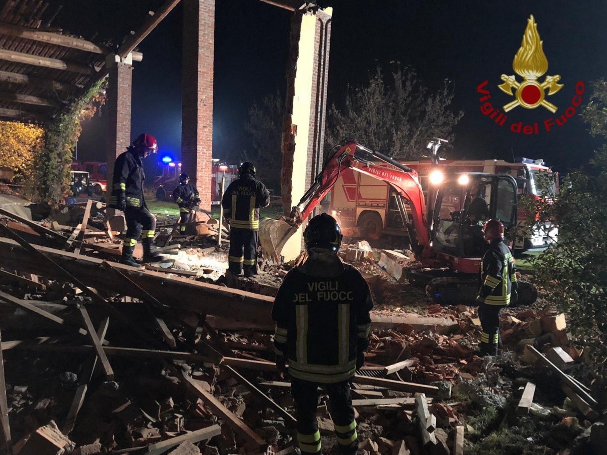 Alessandria, esplosione in una cascina: morti 3 vigili del fuoco