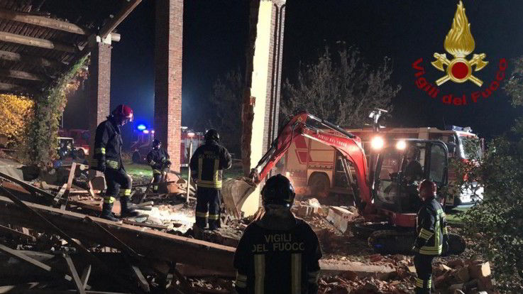 Alessandria, esplosione in una cascina: morti 3 vigili del fuoco