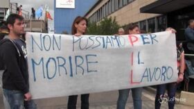 ArcelorMittal, la rabbia dei cittadini: “Qui si muore sull’altare del Pil”